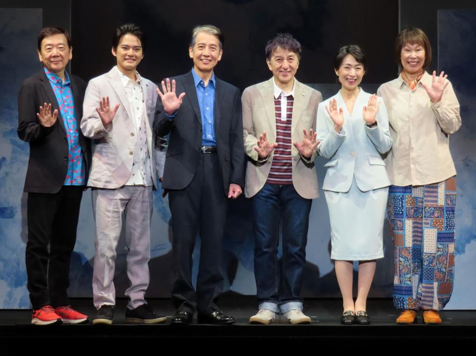 初日前会見に出席した（左から）鴻上尚史、中山優馬、小須田康人、大高洋夫、長野里美、山下裕子