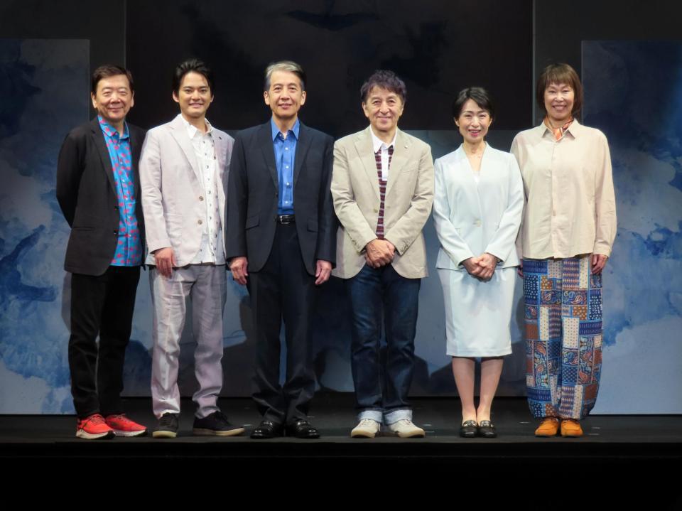 初日前会見に出席した（左から）鴻上尚史、中山優馬、小須田康人、大高洋夫、長野里美、山下裕子
