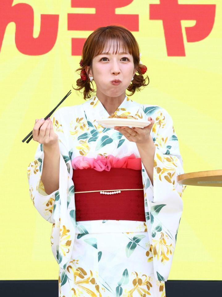 「焼きそばはマルちゃん　２０２６」発表会でゲームを見事クリアし、大好きな焼きそばをほおばる辻希美