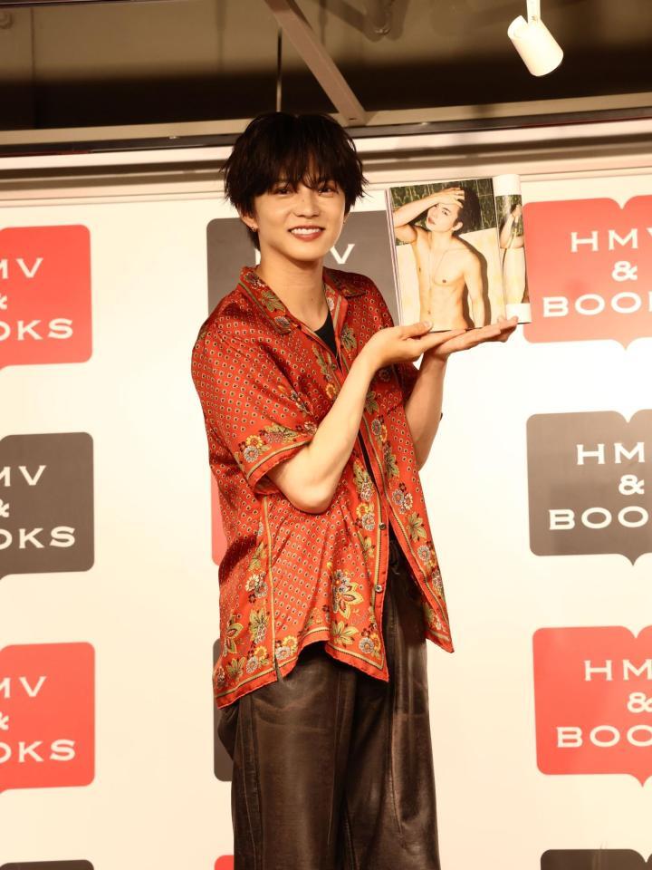 ２ｎｄ写真集「Ｉｎ　Ｍｏｔｉｏｎ」刊行記念プレス取材会でお気に入りページを披露