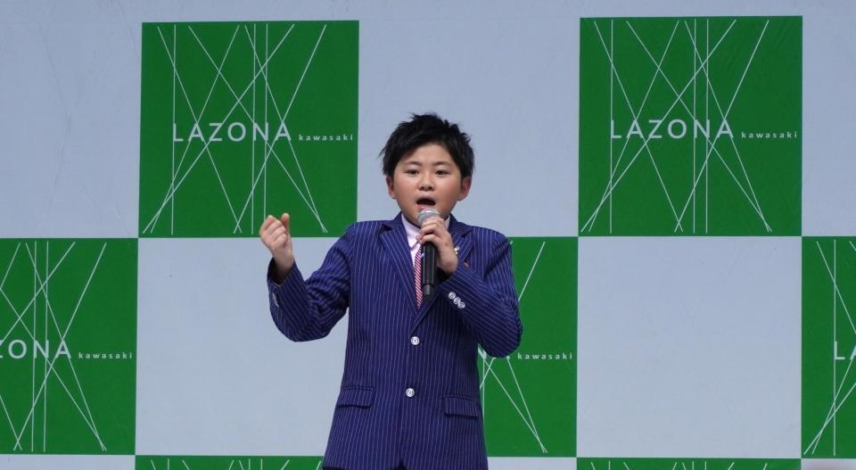 熱唱する西山琳久©ＫＩＮＧ　ＲＥＣＯＲＤ