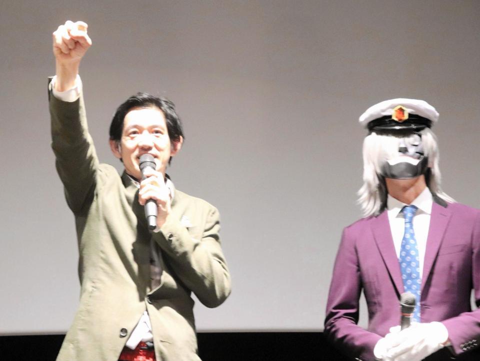映画「怪奇タクシー　布告を知らぬ者達に」の舞台あいさつに出演した永山竜弥（左）、映画プロデューサーの岩田将克氏＝大阪市内