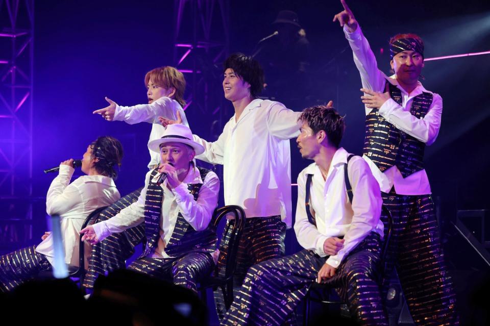 ツアー初日を迎えたＤＡ　ＰＵＭＰ（後列左から）ＫＥＮＺＯ、ＹＯＲＩ、ＴＯＭＯ（前列の左から）ＫＩＭＩ、ＩＳＳＡ、Ｕ-ＹＥＡＨ