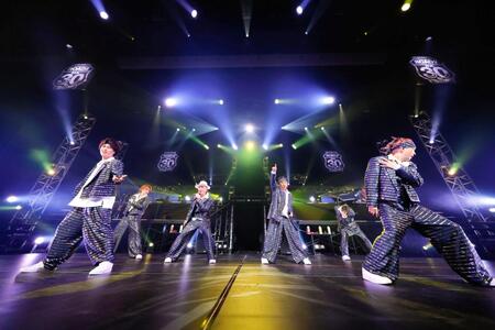 ツアー初日を迎えたＤＡ　ＰＵＭＰの（左から）ＹＯＲＩ、ＫＥＮＺＯ、ＩＳＳＡ、ＫＩＭＩ、Ｕ-ＹＥＡＨ、ＴＯＭＯ