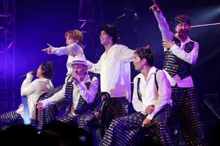 ツアー初日を迎えたＤＡ　ＰＵＭＰ（後列左から）ＫＥＮＺＯ、ＹＯＲＩ、ＴＯＭＯ（前列の左から）ＫＩＭＩ、ＩＳＳＡ、Ｕ-ＹＥＡＨ