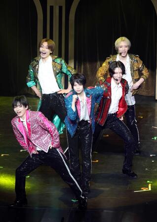 初お披露目のコンサートで躍動するＨｏｗｚｉｔ（左から）西村拓哉、檜山光成、織山尚大、ヴァサイェガ渉、黒田光輝