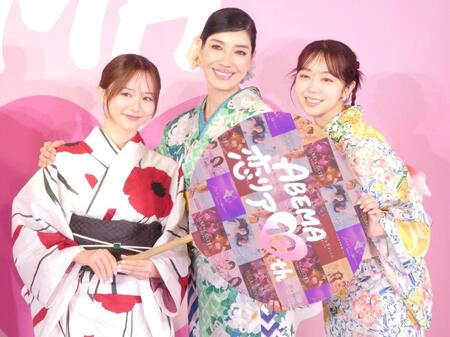 浴衣姿でイベントに出席した（左から）森香澄、アンミカ、峯岸みなみ＝都内