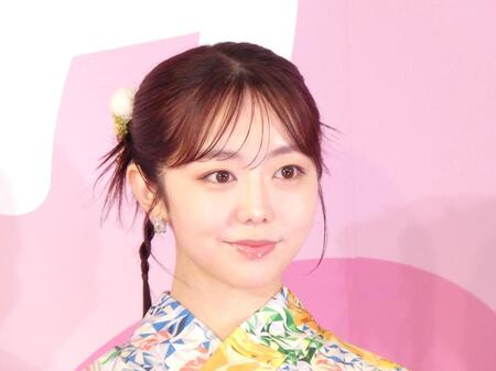 浴衣姿でイベントに登場した峯岸みなみ＝都内