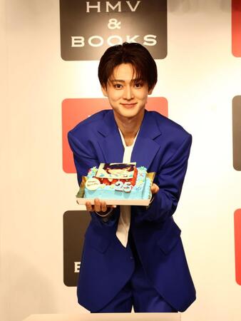 誕生日ケーキをサプライズでプレゼントされ、笑顔の雨宮翔