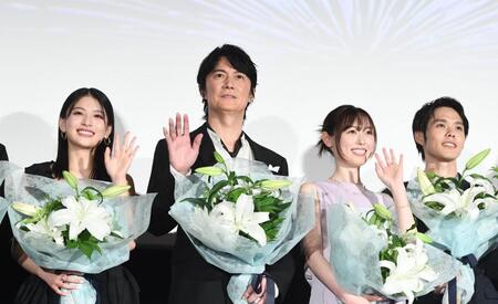 手を振る（左から）出口夏希、福山雅治、福原遥、細田佳央太（撮影・園田高夫）