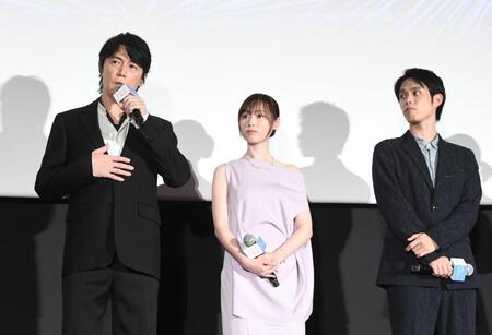 （右から）細田佳央太、福原遥の前で熱い思いを語る福山雅治（撮影・園田高夫）