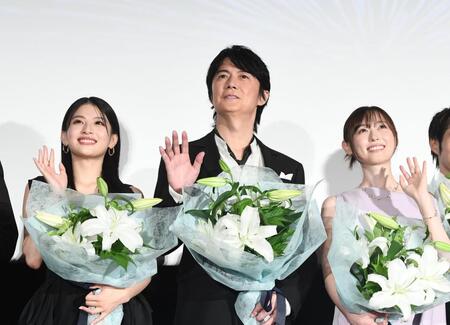 客席に手を振る（左から）出口夏希、福山雅治、福原遥（撮影・園田高夫）