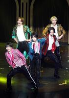 初お披露目のコンサートで躍動するＨｏｗｚｉｔ（左から）西村拓哉、檜山光成、織山尚大、ヴァサイェガ渉、黒田光輝