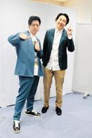 大阪・よしもと漫才劇場に凱旋した滝音のさすけ（左）と秋定遼太郎