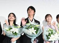 客席に手を振る（左から）出口夏希、福山雅治、福原遥（撮影・園田高夫）