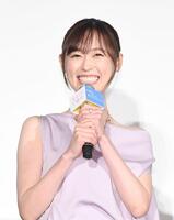 笑顔で作品について話す福原遥（撮影・園田高夫）