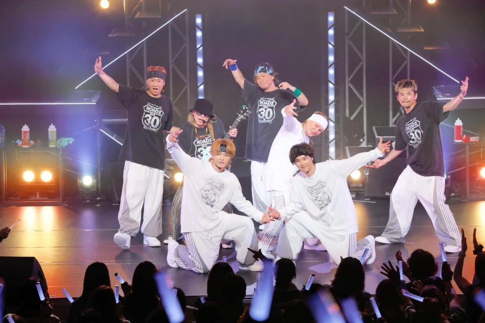 ツアー初日を迎えたＤＡ　ＰＵＭＰの（後列左から）ＴＯＭＯ、サポートのｍ．ｃ．Ａ・Ｔ、ＫＩＭＩ、ＩＳＳＡ、Ｕ-ＹＥＡＨ（前列左から）ＫＥＮＺＯ、ＹＯＲＩ