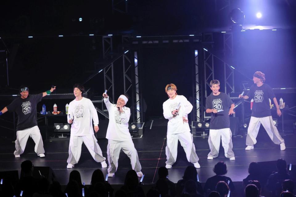 ツアー初日を迎えたＤＡ　ＰＵＭＰの（左から）ＫＩＭＩ、ＹＯＲＩ、ＩＳＳＡ、ＫＥＮＺＯ、Ｕ-ＹＥＡＨ、ＴＯＭＯ