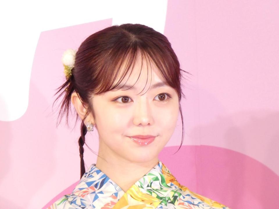 浴衣姿でイベントに登場した峯岸みなみ＝都内