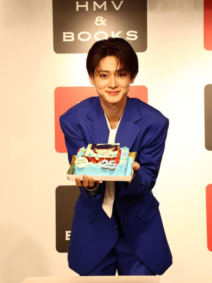 誕生日ケーキをサプライズでプレゼントされ、笑顔の雨宮翔