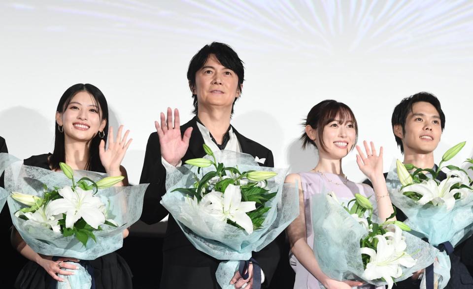 手を振る（左から）出口夏希、福山雅治、福原遥、細田佳央太（撮影・園田高夫）