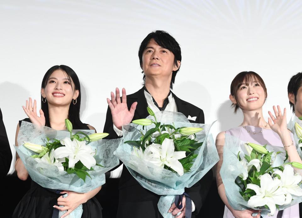 客席に手を振る（左から）出口夏希、福山雅治、福原遥（撮影・園田高夫）