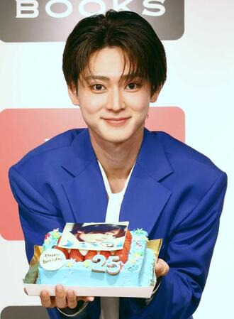誕生日ケーキを贈られ喜ぶ雨宮翔