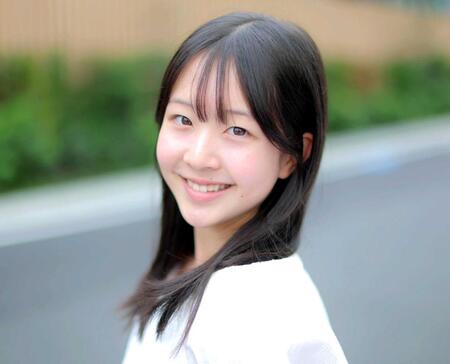 澄んだ瞳でほほ笑む遠藤りゆ（撮影・吉澤敬太）