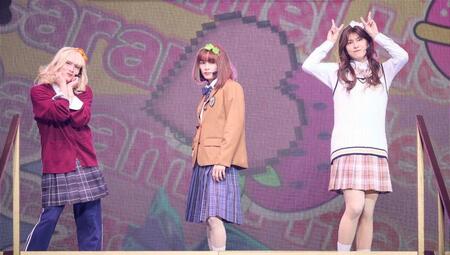 女装する（左から）ハル、タクヤ、タカシ（撮影・米山三郎、小坂茂雄）