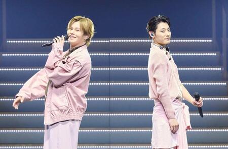ほほ笑むカイ（左）とアロハ（撮影・米山三郎、小坂茂雄）