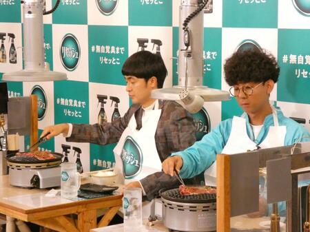 焼き肉を食べながら会見する、たくろうの赤木裕（左）、きむらバンド