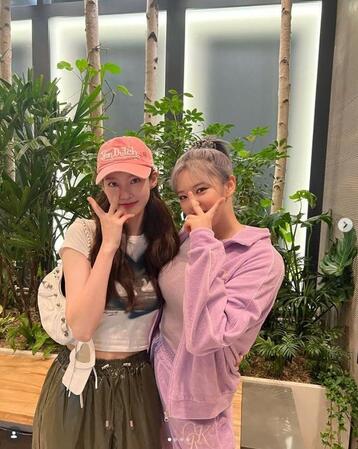 コン・スンヨンの公式インスタグラム＠０ｓｅｕｎｇｙｅｏｎより（左から）姉のコン・スンヨン、ＴＷＩＣＥ・ジョンヨン