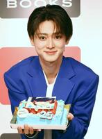 誕生日ケーキを贈られ喜ぶ雨宮翔