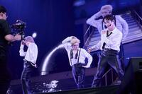 セクシーに舞う（左から）シューヤ、ユーキ、マサヒロ（撮影＝米山三郎・小坂茂雄）