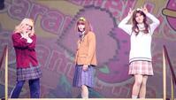 女装する（左から）ハル、タクヤ、タカシ（撮影＝米山三郎・小坂茂雄）