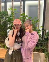 コン・スンヨンの公式インスタグラム＠０ｓｅｕｎｇｙｅｏｎより（左から）姉のコン・スンヨン、ＴＷＩＣＥ・ジョンヨン