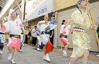 「コモード５６連」の先頭で踊るキムラ緑子（中央）＝１日　※写真の一部を加工しています