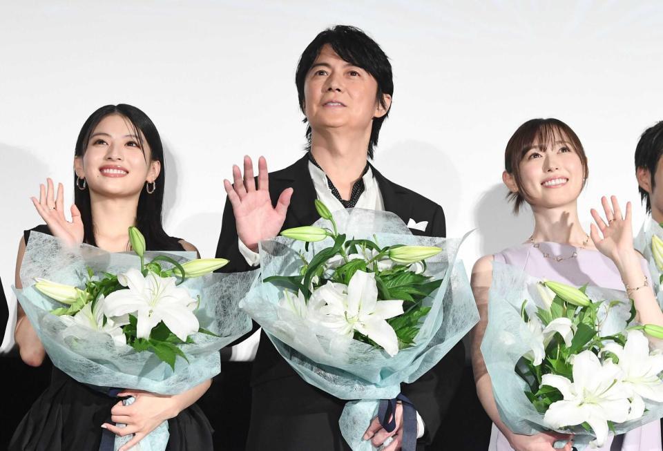 客席に手を振る（左から）出口夏希、福山雅治、福原遥（撮影・園田高夫）