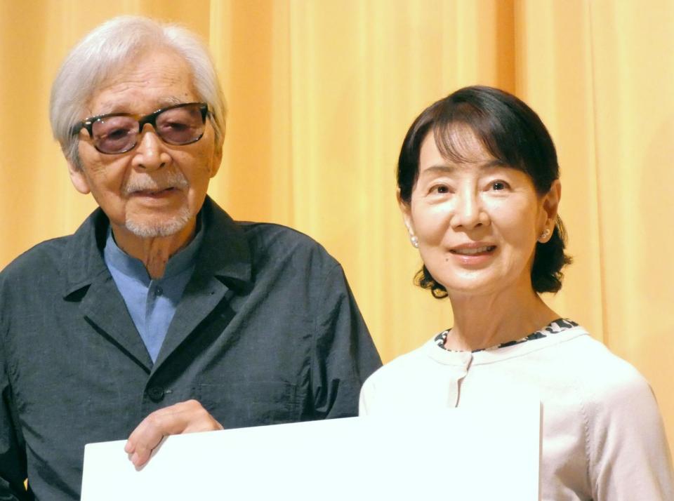 平和な世界を願った山田洋次監督（左）と吉永小百合