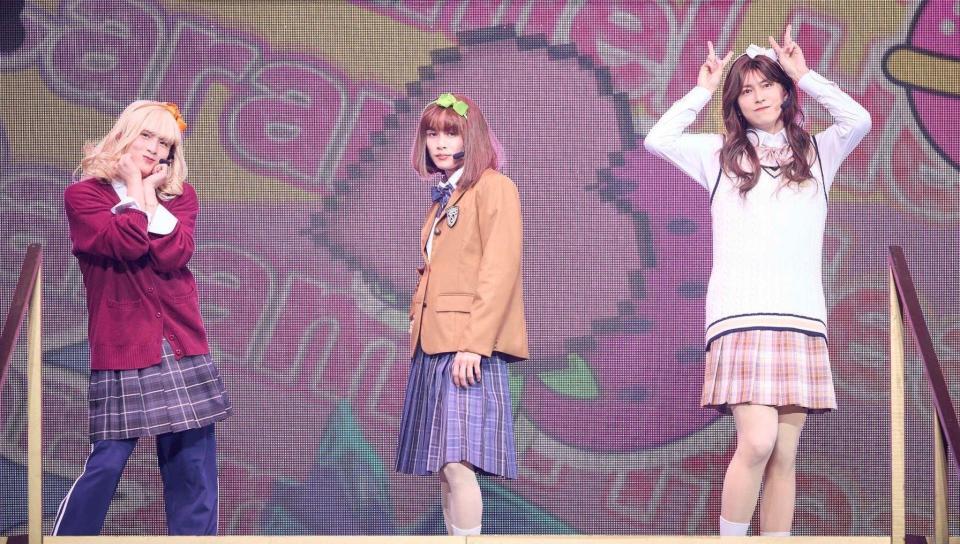 女装する（左から）ハル、タクヤ、タカシ（撮影・米山三郎、小坂茂雄）