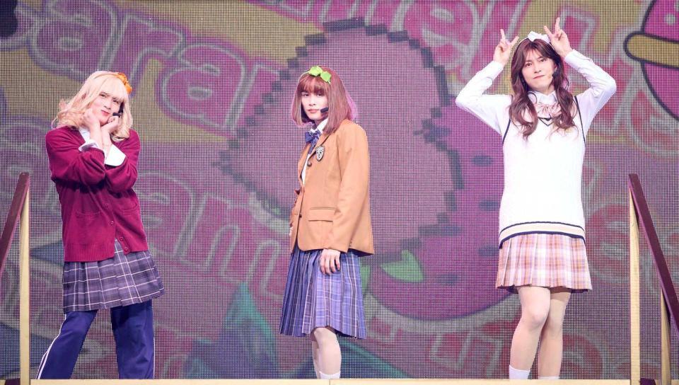 女装する（左から）ハル、タクヤ、タカシ（撮影＝米山三郎・小坂茂雄）