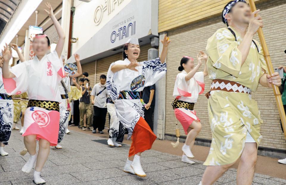 「コモード５６連」の先頭で踊るキムラ緑子（中央）＝１日　※写真の一部を加工しています