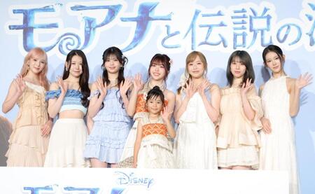 笑顔を見せるＭＥ：Ｉの（左から）ＳＵＺＵ、ＭＯＭＯＮＡ、ＲＩＮＯＮ、ＴＳＵＺＵＭＩ、ＫＥＩＫＯ、ＡＹＡＮＥ、ＭＩＵと倉田瑛茉（手前）＝東京・ユナイテッドシネマ豊洲（撮影・吉澤敬太）