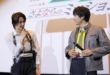 今井竜太郎（左）の前で、仮面ライダーゼッツの人形をお腹にしまう秋谷郁甫（撮影・吉澤敬太）