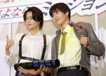 チーズ柄のシャツを披露する秋谷郁甫（右）と今井竜太郎（撮影・吉澤敬太）