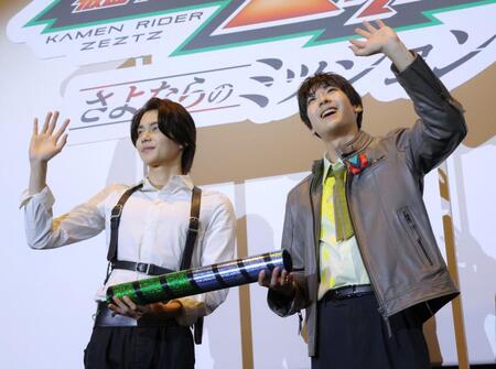 手を振る今井竜太郎（左）と秋谷郁甫＝東京・新宿バルト９（撮影・吉澤敬太）