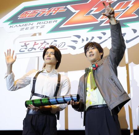 手を振る今井竜太郎（左）と秋谷郁甫（撮影・吉澤敬太）