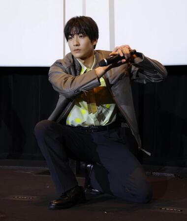 仮面ライダーマイスの変身ポーズを披露する秋谷郁甫（撮影・吉澤敬太）