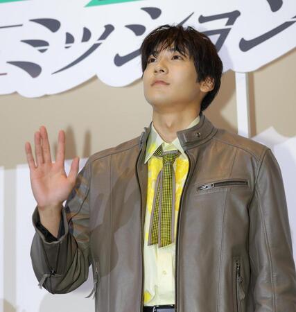 手を振る秋谷郁甫（撮影・吉澤敬太）