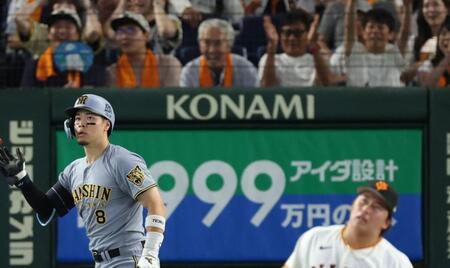 ９回、右中間に２ランを放つ佐藤輝（撮影・金田祐二）